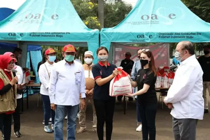 Kemensos Berikan 1000 Paket Sembako dan Makanan Siap Saji Bagi Anak Jalanan Kemensos Berikan 1000 Paket Sembako dan Makanan Siap Saji Bagi Anak Jalanan