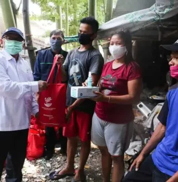 Tangis Bahagia Pemulung dan Buruh Bangunan Saat Terima Bantuan Sosial Tangis Bahagia Pemulung dan Buruh Bangunan Saat Terima Bantuan Sosial