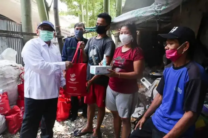 Tangis Bahagia Pemulung dan Buruh Bangunan Saat Terima Bantuan Sosial Tangis Bahagia Pemulung dan Buruh Bangunan Saat Terima Bantuan Sosial