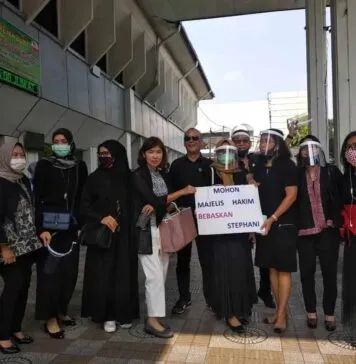 Berikan Dukungan, Ratusan Notaris dan PPAT DKI Jakarta Lakukan Aksi Unjukrasa di PN Jaksel Ratusan Notaris dan PPAT DKI Jakarta Gelar Aksi di PN Jaksel