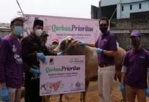 Bank Muamalat dan BMM Salurkan Daging Kurban Kepada Warga TPST Bantargebang