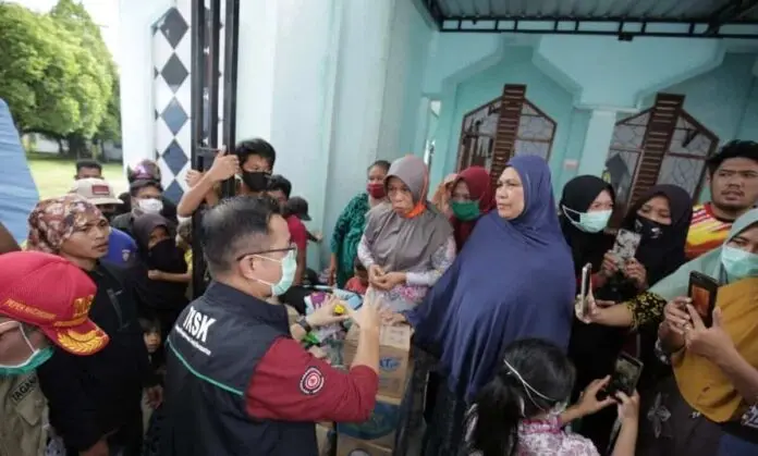 Semangat TKSK Bantu Korban Banjir Masamba Pantang Surut, Meski Akses Sulit Semangat TKSK Bantu Korban Banjir Masamba Pantang Surut, Meski Akses Sulit