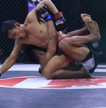 Ade Permana Pertahankan Sabuk Juara Atomweight