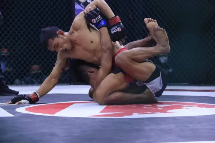 Ade Permana Pertahankan Sabuk Juara Atomweight Ade Permana Pertahankan Sabuk Juara Atomweight