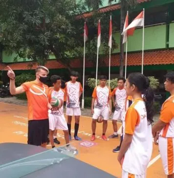 Pelatih Hungaria, Beri Pelatihan Pemain Klub Teqball SMPN 111 Jakarta Pelatih Hungaria, Beri Pelatihan Pemain Klub Teqball SMPN 111 Jakarta