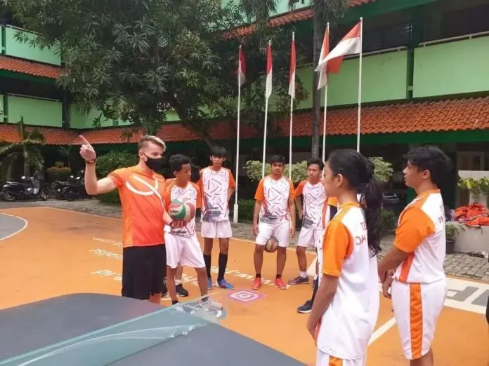 Pelatih Hungaria, Beri Pelatihan Pemain Klub Teqball SMPN 111 Jakarta Pelatih Hungaria, Beri Pelatihan Pemain Klub Teqball SMPN 111 Jakarta