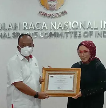 KONI Pusat Berikan Piagam Penghargaan Kepada Almarhum Melky Goeslaw KONI Pusat Berikan Piagam Penghargaan Kepada Almarhum Melky Goeslaw