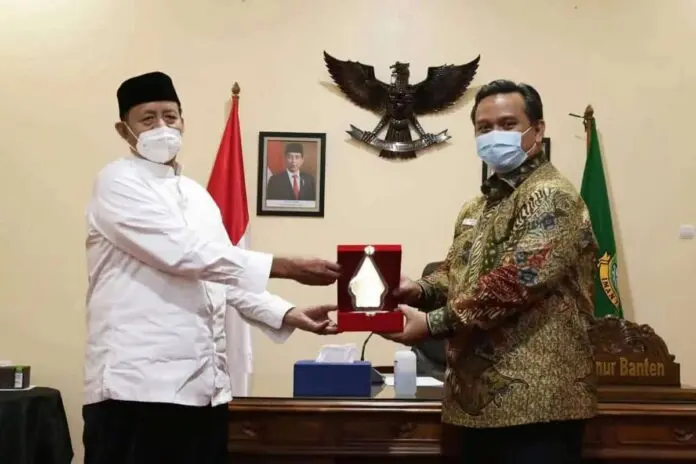 2704 gubanten terima ombudsman Gubernur Banten Wahidin Halim Terima Cinderamata dari anggota Ombudsman RI Yeka Hendra Patika