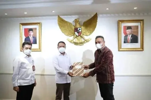 6017Menpora-Amali-Terima-Bupati-Sikka--Sampaikan-Aspirasi-Pembangunan-GOR (1)_copy_640x427