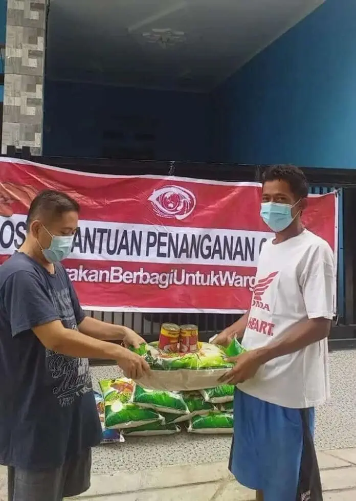 #GerakanBerbagiuntukWarga Bagikan Beras dan Sarden pada Warga Perum GSP Bekasi