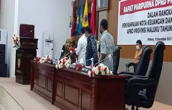 Pemprov Maluku Serahkan Nota Keuangan dan Ranperda APBD Tahun 2022 ke DPRD Pemprov Maluku Serahkan Nota Keuangan dan Ranperda APBD Tahun 2022 ke DPRD
