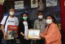 In-Lite bersama Jurnalis Bergerak Donasikan 50 Lampu Sorot Panel Surya untuk Korban Erupsi Semeru lewat BPBD