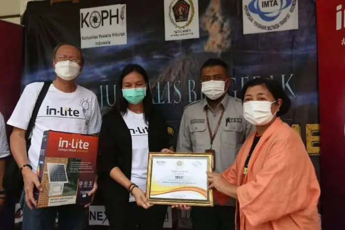 In-Lite bersama Jurnalis Bergerak Donasikan 50 Lampu Sorot Panel Surya untuk Korban Erupsi Semeru lewat BPBD In-Lite bersama Jurnalis Bergerak Donasikan 50 Lampu Sorot Panel Surya untuk Korban Erupsi Semeru lewat BPBD