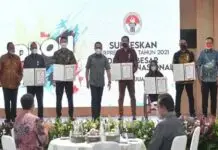 Menpora Berikan Satya Lancana Dharma Olahraga