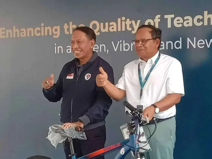 Dukung Kampus Hijau, Menpora Berikan Bantuan 100 Sepeda untuk Kampus UIII Dukung Kampus Hijau, Menpora Berikan Bantuan 100 Sepeda untuk Kampus UIII