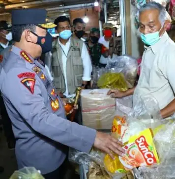 Kapolri Turun Langsung ke Pasar Pastikan Stok Minyak Goreng Untuk Warga Aman Kapolri Turun Langsung ke Pasar Pastikan Stok Minyak Goreng Untuk Warga Aman