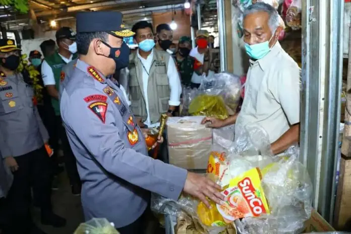 Kapolri Turun Langsung ke Pasar Pastikan Stok Minyak Goreng Untuk Warga Aman Kapolri Turun Langsung ke Pasar Pastikan Stok Minyak Goreng Untuk Warga Aman