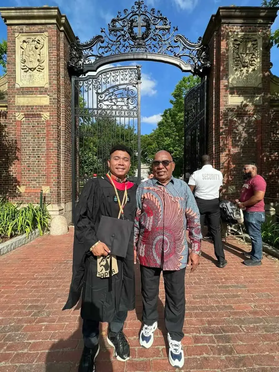 Guru Honor Papua Bergaji 100 Ribu Per Bulan Sukses Kuliahkan Anaknya Di Universitas Harvard AS