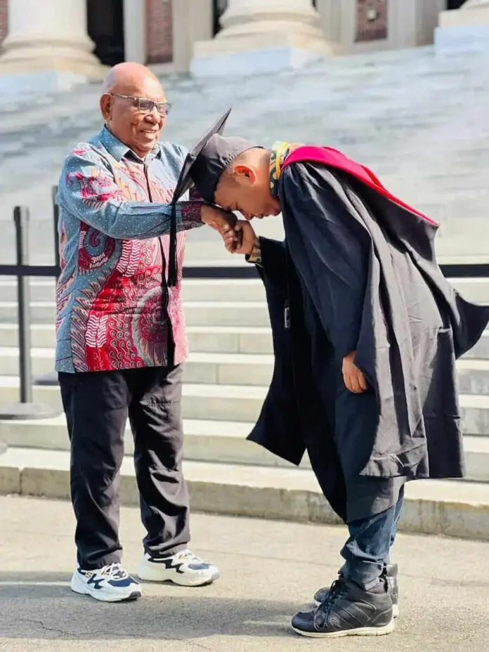 Guru Honor Papua Bergaji 100 Ribu Per Bulan Sukses Kuliahkan Anaknya Di Universitas Harvard AS Guru Honor Papua Bergaji 100 Ribu Per Bulan Sukses Kuliahkan Anaknya Di Universitas Harvard AS