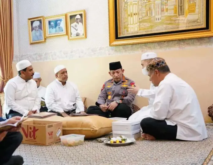 Takziah ke Rumah Duka Habib Zen Bin Umar, Kapolri: Beliau Saya Anggap Ayah Sendiri Takziah ke Rumah Duka Habib Zen Bin Umar, Kapolri: Beliau Saya Anggap Ayah Sendiri