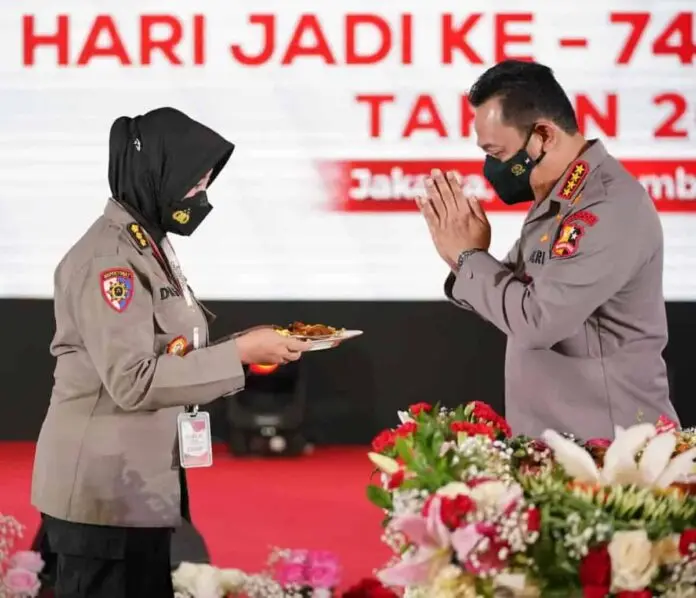 Kapolri Minta Polwan Raih Lagi Kepercayaan Masyarakat Lewat Pendekatan Humanis Kapolri Minta Polwan Raih Lagi Kepercayaan Masyarakat Lewat Pendekatan Humanis