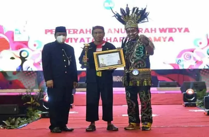 Sukses Lahirkan DBON dan Tingkatkan Prestasi Olahraga Nasional, Menpora Amali Dapat Penghargaan Widya Wiyata Dharma Samya dari Unesa Sukses Lahirkan DBON dan Tingkatkan Prestasi Olahraga Nasional, Menpora Amali Dapat Penghargaan Widya Wiyata Dharma Samya dari Unesa