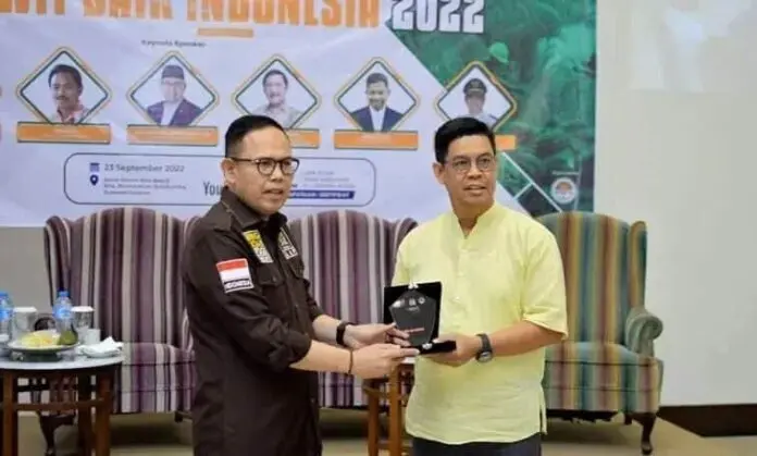 Kelapa Sawit Komoditas Strategis bagi Perekonomian Masyarakat Kelapa Sawit Komoditas Strategis bagi Perekonomian Masyarakat