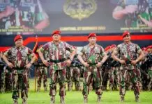 Disematkan Baret Merah Kopassus, Kapolri: Jangan Ragukan Sinergisitas TNI-Polri Jaga NKRI