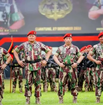 Disematkan Baret Merah Kopassus, Kapolri: Jangan Ragukan Sinergisitas TNI-Polri Jaga NKRI