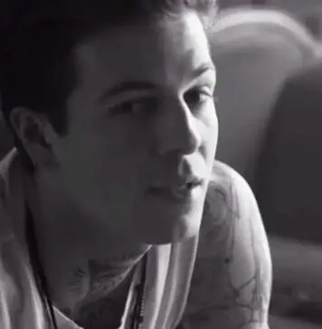 Lirik Lagu Sweater Weather dan Terjemahan - The Neighbourhood
