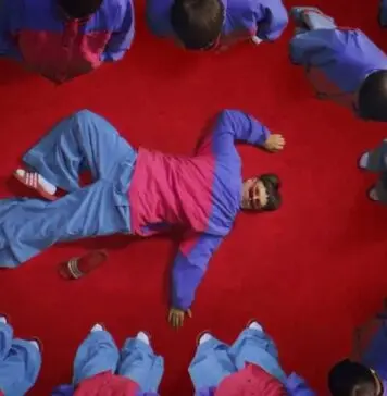 Lirik Lagu Life Goes On dan Terjemahan - Oliver Tree (Life Goes On And On And On And)