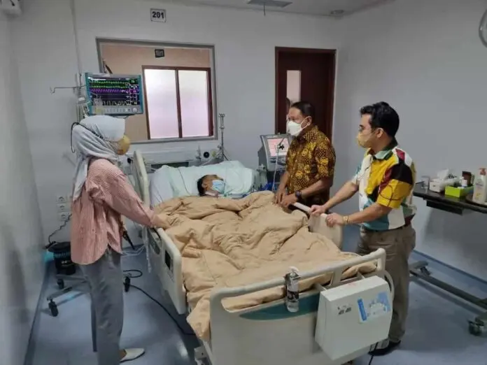 Menpora Jenguk Mantan Menhub, Menko Kesra & Ketum PSSI Azwar Anas di RSPAD