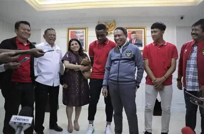 Menpora Lepas Dua Pemain Timnas U-16 Berlatih ke Hungaria