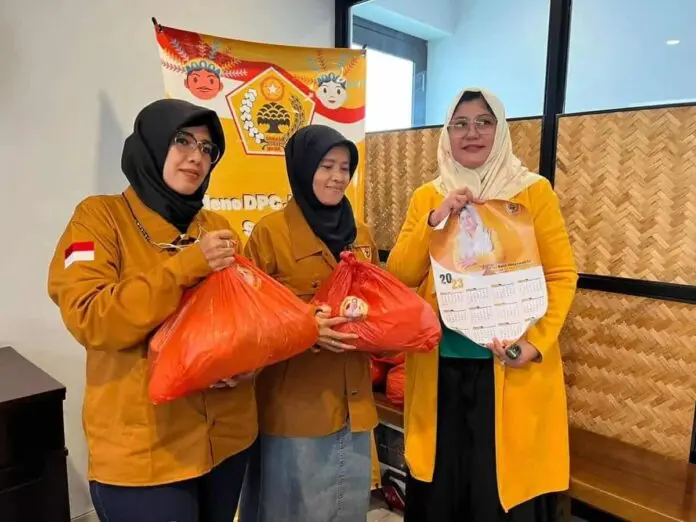 Ratih Widyawati dan Herliana Wijaya Kusumah Peringati Isra Miraj dengan Berbagi Sembako Ratih Widyawati dan Herliana Wijaya Kusumah Peringati Isra Miraj dengan Berbagi Sembako
