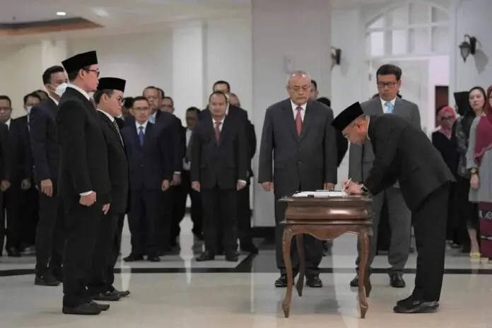 Plt Menpora Resmi Lantik Surono Jadi Deputi IV Kemenpora Plt Menpora Resmi Lantik Surono Jadi Deputi IV Kemenpora