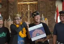 Dorong Pemulihan Ekonomi Bali, DPP IKA UII Bagikan Ratusan Paket Bansos Bersama Mahfud MD Dorong Pemulihan Ekonomi Bali, DPP IKA UII Bagikan Ratusan Paket Bansos Bersama Mahfud MD