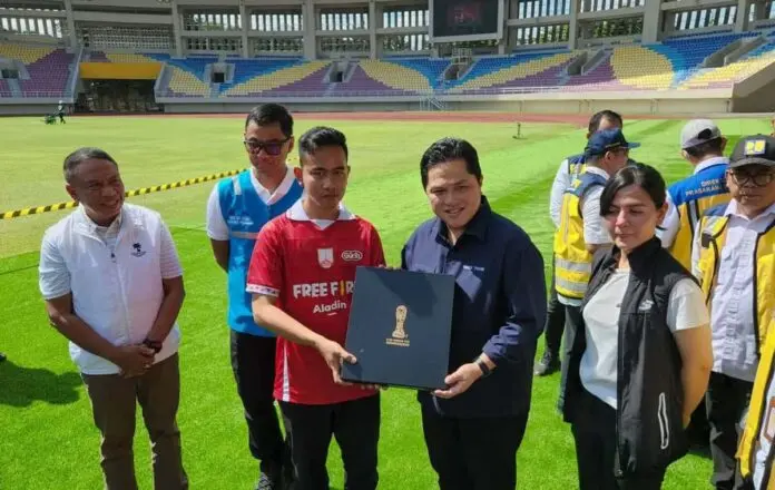 Tinjau Stadion Manahan: Erick Thohir Ingatkan Soal Ruang Sponsor Tinjau Stadion Manahan: Erick Thohir Ingatkan Soal Ruang Sponsor