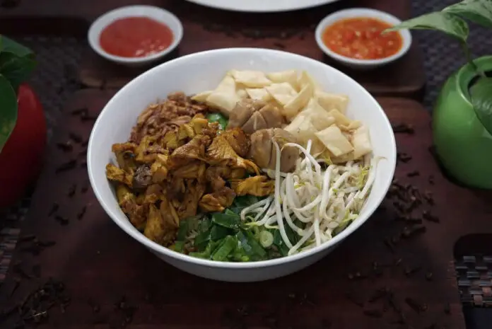 2 Cara Membuat Mie Ayam Simpel dan Enak 2 Cara Membuat Mie Ayam Simpel dan Enak