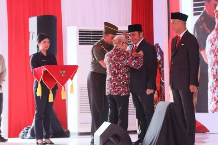 Ganjar Pranowo Raih Tanda Kehormatan Tertinggi Satyalancana Wira Karya Tahun 2023 Ganjar Pranowo Raih Tanda Kehormatan Tertinggi Satyalancana Wira Karya Tahun 2023