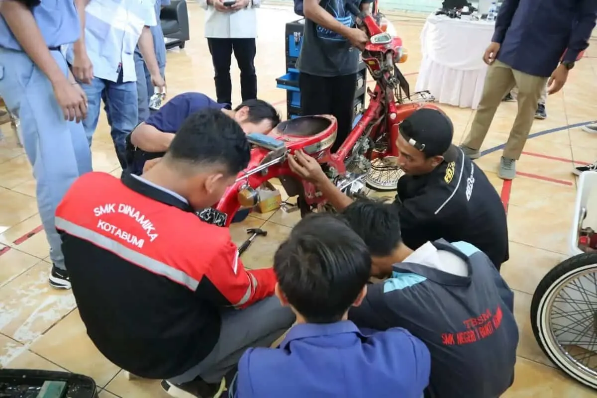 Dukung Peningkatan Kapasitas SDM, PLN beri Pelatihan Konversi Motor Listrik ke Siswa SMK di Lampung Dukung Peningkatan Kapasitas SDM, PLN beri Pelatihan Konversi Motor Listrik ke Siswa SMK di Lampung