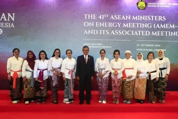 Spouse Program ASEAN Ministers on Energy Meeting, Istri Dirut PLN Dukung Pelaku Kesenian Bali Spouse Program ASEAN Ministers on Energy Meeting, Istri Dirut PLN Dukung Pelaku Kesenian Bali