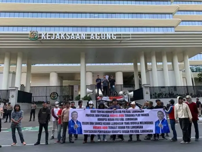 Tidak Puas Penanganan Kasus PJU TS, Jatim Progress Gelar Aksi di Kejagung Tidak Puas Penanganan Kasus PJU TS, Jatim Progress Gelar Aksi di Kejagung