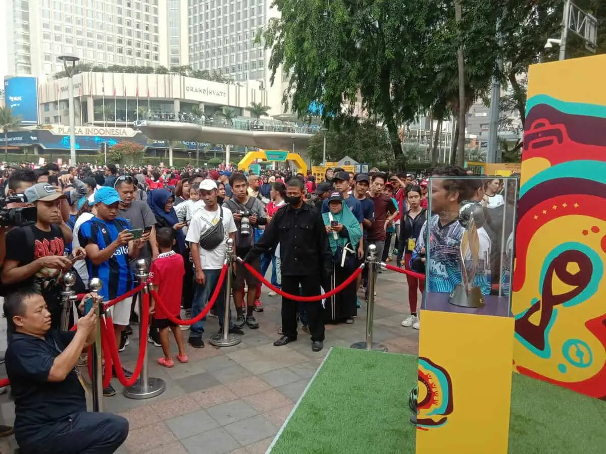 Lautan Manusia Ramaikan Trophy Experience PD U-17, Erick: Sambutan Masyarakat Jakarta Luar Biasa Lautan Manusia Ramaikan Trophy Experience PD U-17, Erick: Sambutan Masyarakat Jakarta Luar Biasa