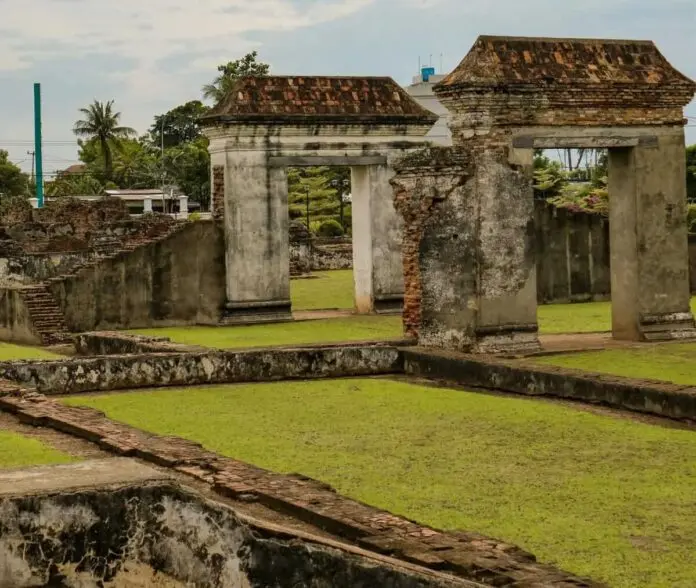 Mengungkap 4 Penyebab Utama Runtuhnya Kerajaan Islam Banten Mengungkap 4 Penyebab Utama Runtuhnya Kerajaan Islam Banten