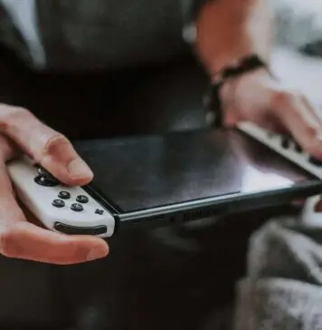 Suka Main Game Diluar? Cobain Konsol Handheld Berikut Ini Suka Main Game Diluar? Cobain Konsol Handheld Berikut Ini