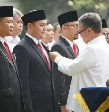 Dua Pegawai PLN Terima Anugerah Satyalancana dari Presiden RI Dua Pegawai PLN Terima Anugerah Satyalancana dari Presiden RI