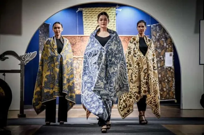 Menkop UKM Dukung Langkah Konkret Sarinah Jadi Agregator Batik Lokal Mendunia Menkop UKM Dukung Langkah Konkret Sarinah Jadi Agregator Batik Lokal Mendunia