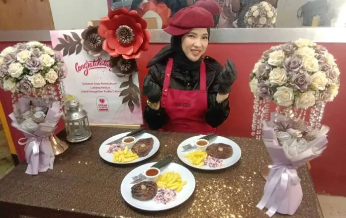 'Red Koki' Henny Maria Siap Manjakan Pencinta Kuliner, Hadirkan Steak Twogether di Radio Dalam 'Red Koki' Henny Maria Siap Manjakan Pencinta Kuliner, Hadirkan Steak Twogether di Radio Dalam
