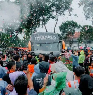 HUT Persibo ke 75 Tahun : Mbak Nurul Azizah Kadoin Bigbus HUT Persibo ke 75 Tahun : Mbak Nurul Azizah Kadoin Bigbus
