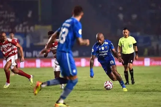Final Liga 1 Indonesia Leg Pertama : Persib Bandung Sikat Madura United 3-0 Final Liga 1 Indonesia Leg Pertama : Persib Bandung Sikat Madura United 3-0